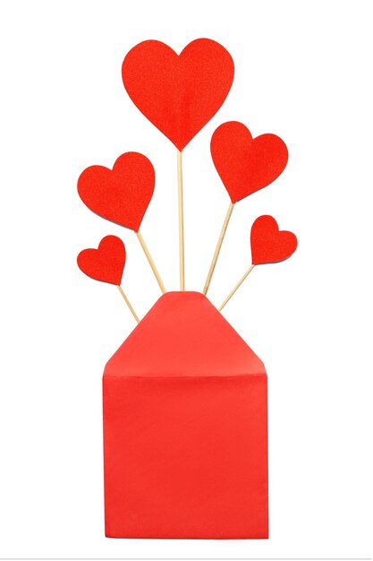 Cuori rossi di carta in una busta rossa concetto di vacanza del giorno di San Valentino