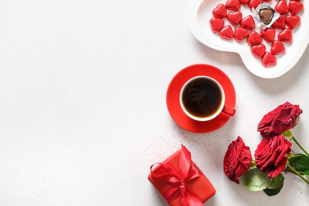 Cuori rossi dolci al cioccolato rose rosse per san valentino