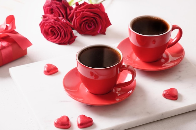 Cuori rossi dolci al cioccolato rose rosse per San Valentino