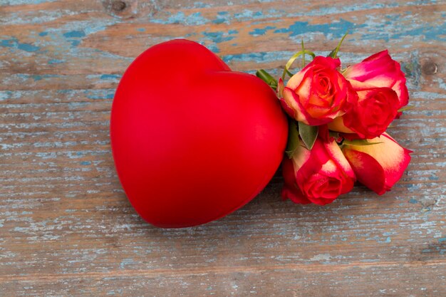 Cuori rossi, rosa, su tavola di legno. Sfondo di San Valentino.