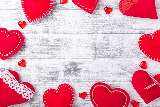 Cuori rossi su fondo bianco in legno. Il concetto di San Valentino. Copia spazio per il testo