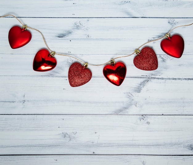 cuori rossi su fondo in legno chiaro. San Valentino