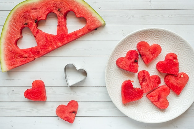 Cuori scolpiti dall'anguria. Concetto di San Valentino