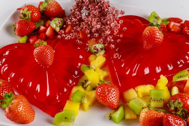 Cuoricini di gelatina di fragole con fragole fresche e ananas