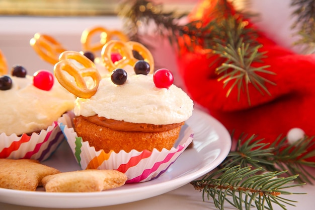 Cupcake a forma di cervo su sfondo bianco. Decorazioni per il Natale.