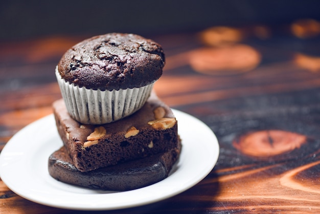 Cupcake al cioccolato al cioccolato Brownie su palte