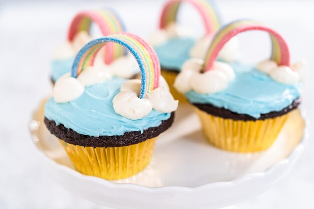 Cupcake al cioccolato arcobaleno unicorno