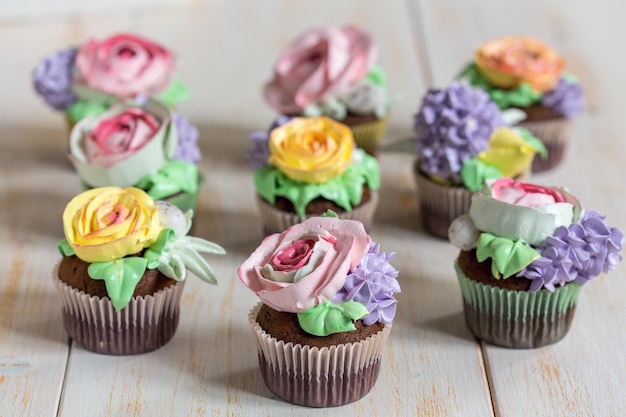 Cupcake al cioccolato con fiori color crema