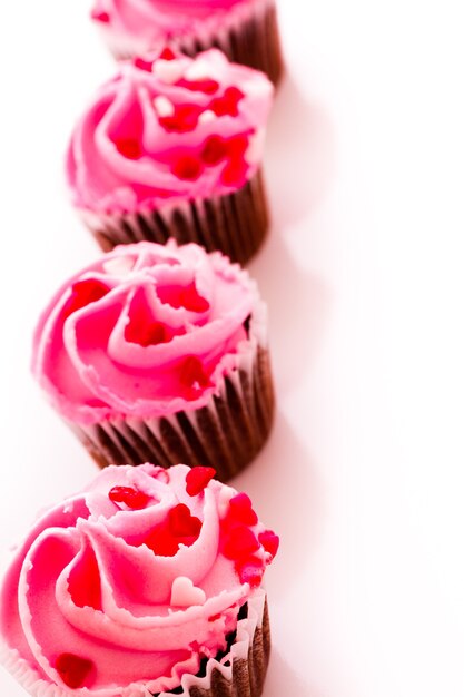 Cupcake al cioccolato con glassa rosa decorato per San Valentino.