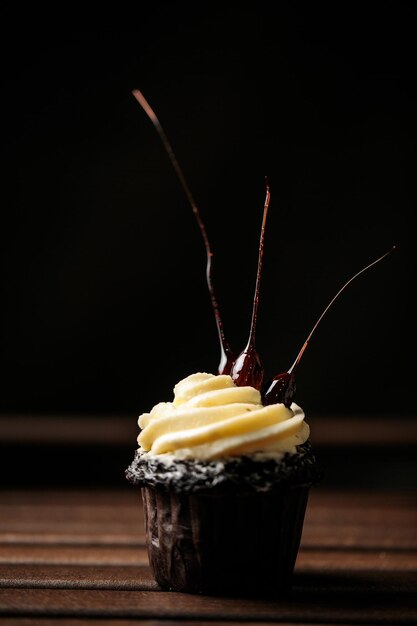 Cupcake al cioccolato con noci caramellate nello spazio nero