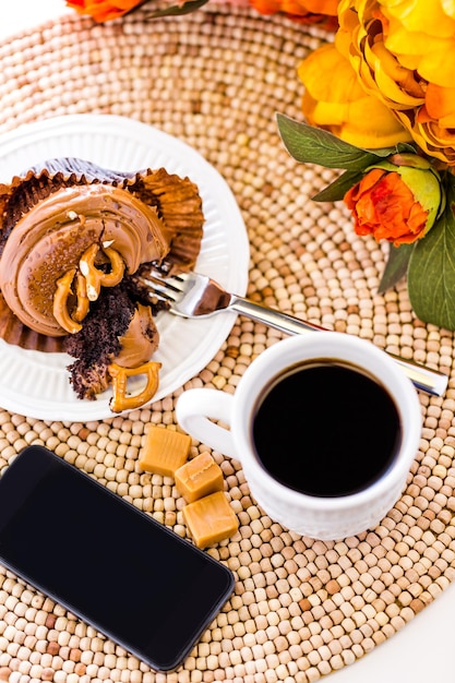 Cupcake al cioccolato croccante al caramello con glassa al caramello condita con sale marino e salatini.