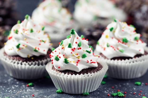 Cupcake al cioccolato decorato con crema bianca e abeti Dolci di Natale Dessert di Capodanno