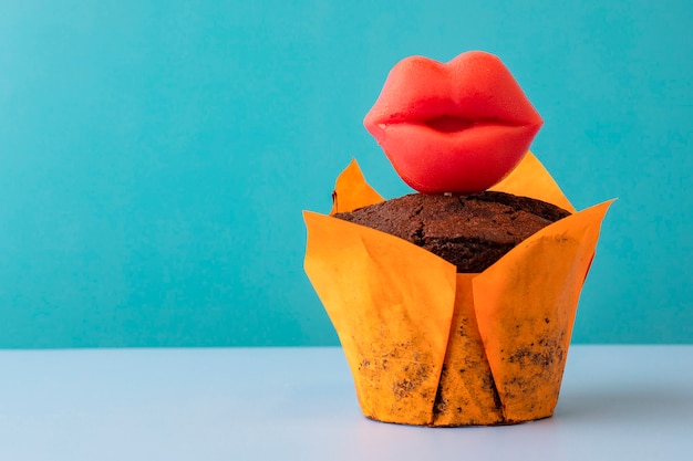 Cupcake al cioccolato decorato con le labbra