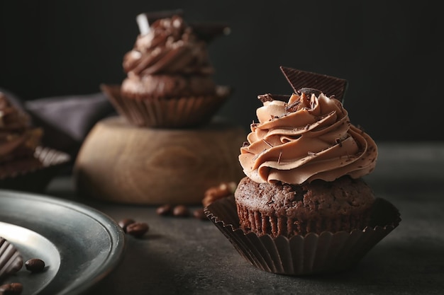 Cupcake al cioccolato gustoso sul tavolo