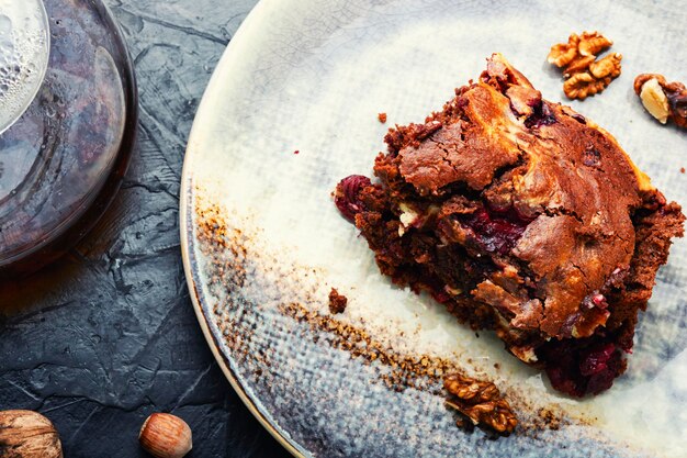 Cupcake al cioccolato o torta con brownie ai frutti di bosco e noci