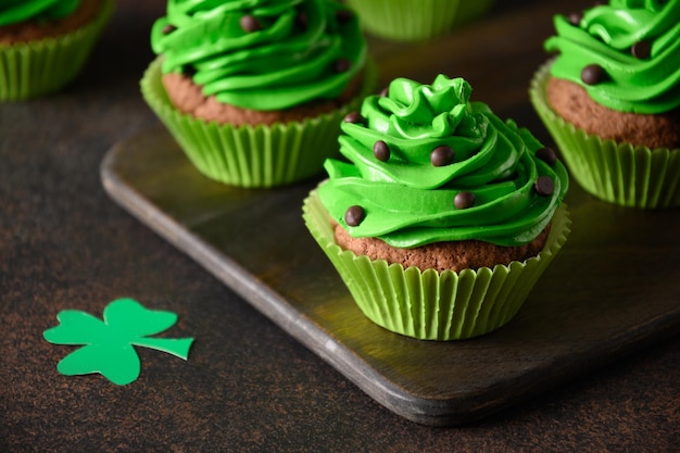 Cupcake al cioccolato per il giorno di San Patrizio con panna montata verde