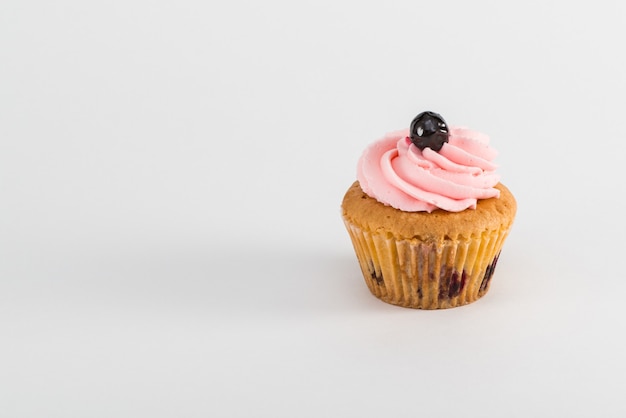 Cupcake al cioccolato su sfondo bianco, isolato