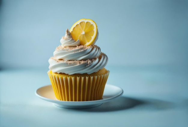 Cupcake al limone con panna e glassa in tavola