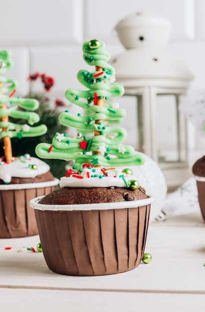 Cupcake albero di Natale al cioccolato con topping di zucchero colorato