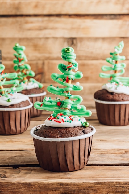 Cupcake albero di Natale al cioccolato con topping di zucchero colorato