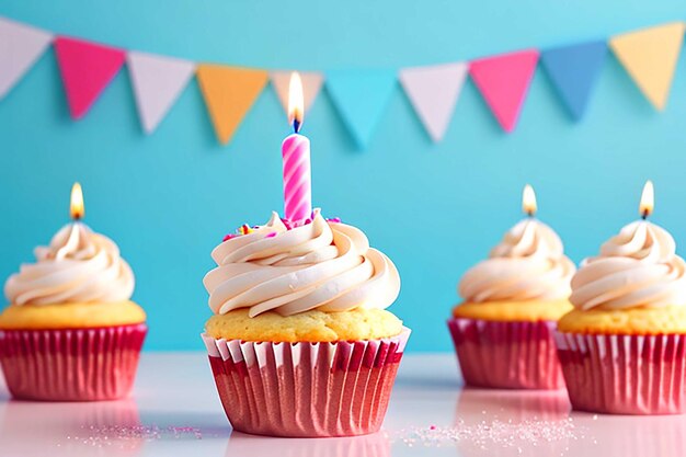 Cupcake compleanno fresco con candele accese su sfondo bianco