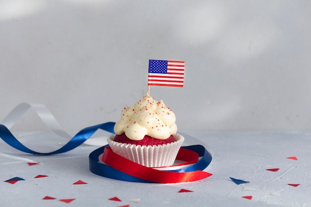 Cupcake con bandiera americana decorato con nastri il th di luglio celebrazione