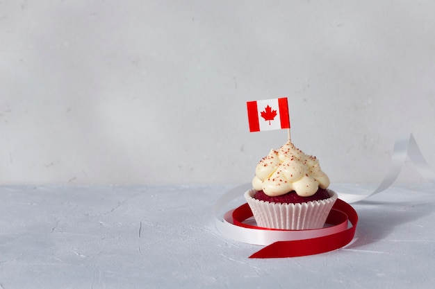 Cupcake con bandiera canadese a foglia d'acero decorata con nastri celebrazione del giorno del canada