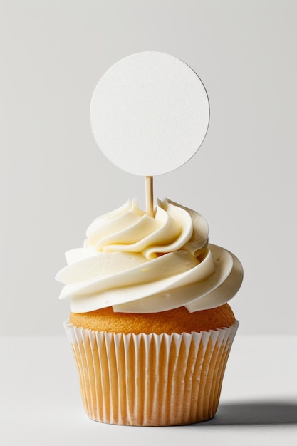 Cupcake con crema bianca e una piastra di iscrizione su uno sfondo bianco