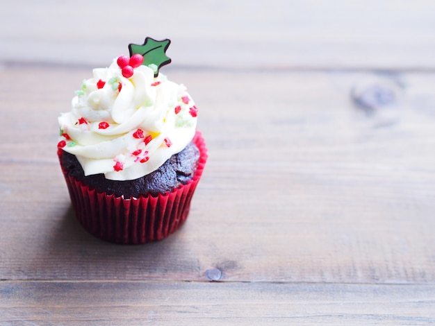 Cupcake con forma di albero di Natale sul tavolo di legno.