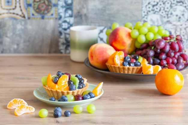 cupcake con frutta su un tavolo di legno in cucina