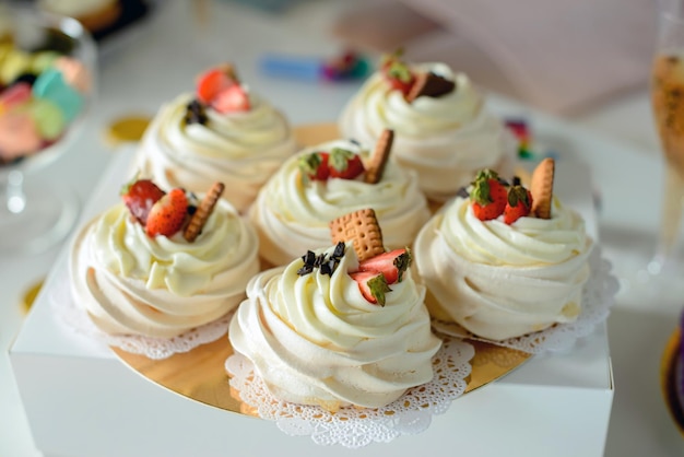 Cupcake con panna montata e fragole