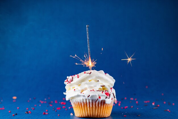 Cupcake con sparkler e copia spazio