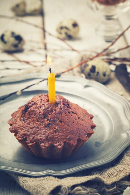 Cupcake con una candela, uova di quaglia che decorano salice