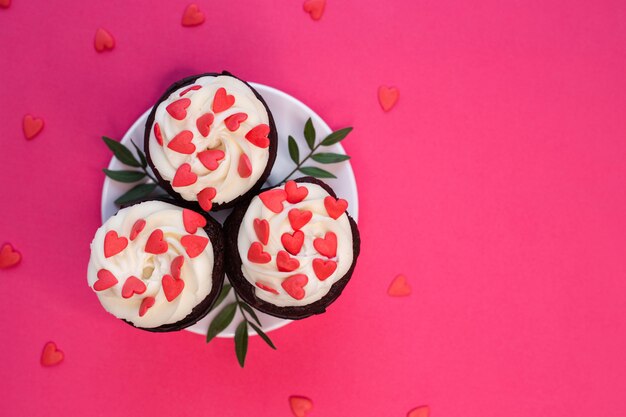 Cupcake decorato con cuori. Amore. Concetto di San Valentino. Copia-spazio, vista dall'alto.