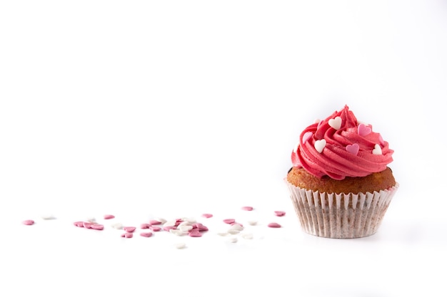 Cupcake decorato con cuori di zucchero per San Valentino isolato su sfondo bianco