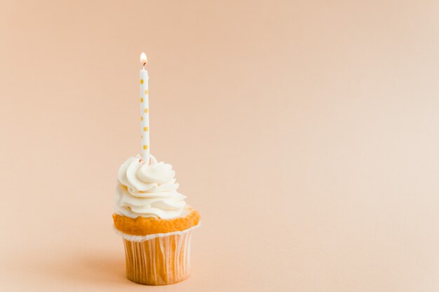 Cupcake di compleanno con candela