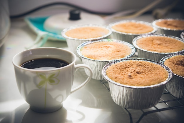 Cupcake di pane da forno del primo piano e prima colazione del brunch del caffè in alimento dolce fatto in casa