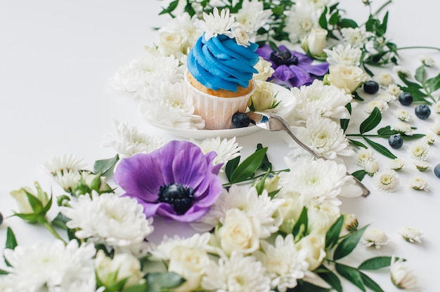 Cupcake di primavera su un bianco con fiori e frutti aro