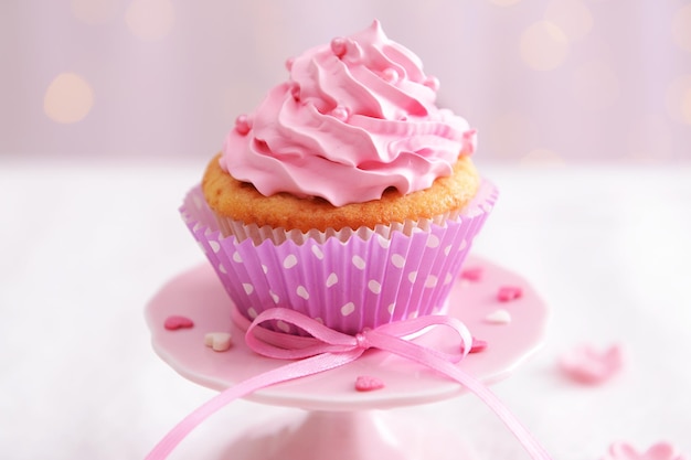 Cupcake dolce sul tavolo su sfondo chiaro