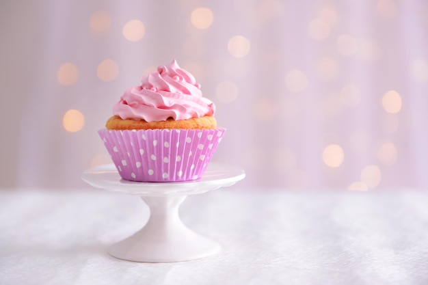 Cupcake dolce sul tavolo su sfondo chiaro