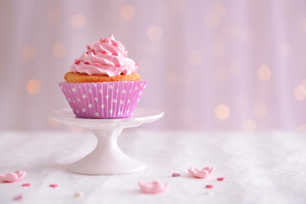 Cupcake dolce sul tavolo su sfondo chiaro