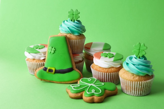 Cupcake e biscotti su sfondo verde concetto del giorno di San Patrizio