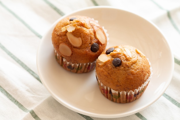 Cupcake fatti in casa alla banana con cioccolato e anacardi