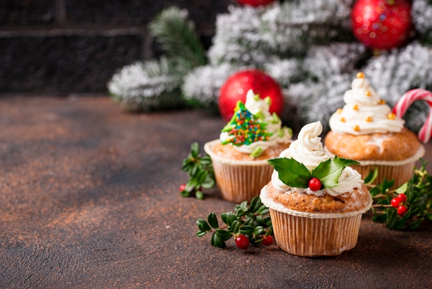 Cupcake festivo di Natale con diverse decorazioni