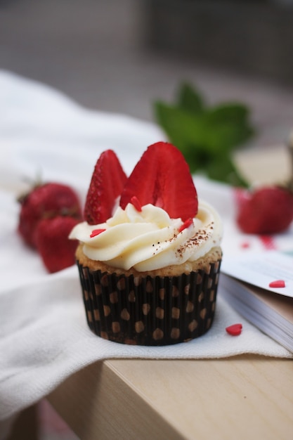 Cupcake gustoso con fragola e zucchero male