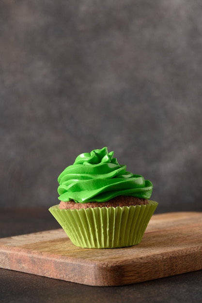 Cupcake gustoso per il giorno di San Patrizio con panna montata verde