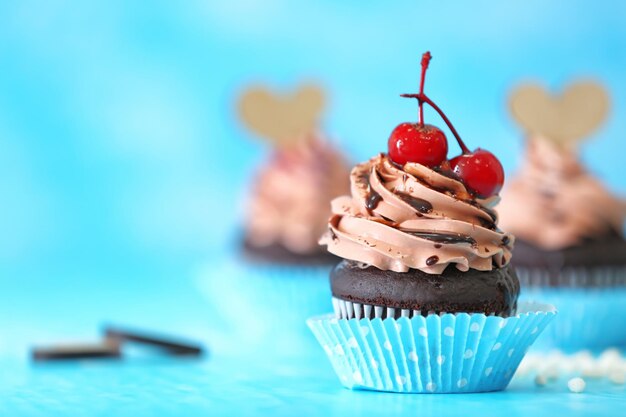 Cupcake gustoso per San Valentino sul tavolo blu