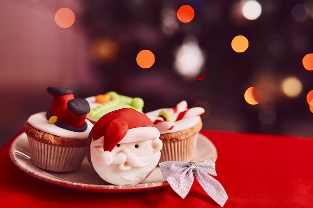 Cupcake natalizie estetiche - Babbo Natale creativo davanti all'albero di Natale
