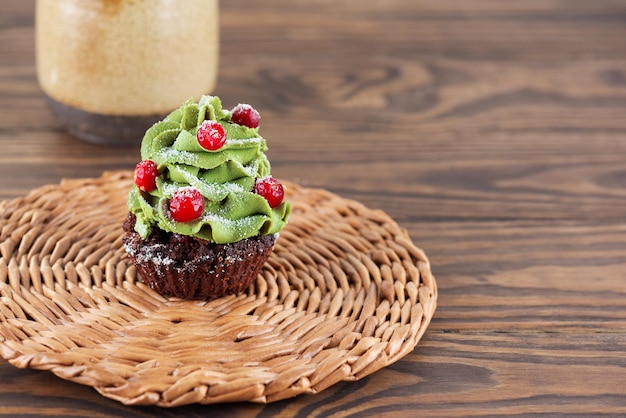 Cupcake natalizio vegano a forma di albero di Natale con mirtilli senza glutine, lattosio e zucchero