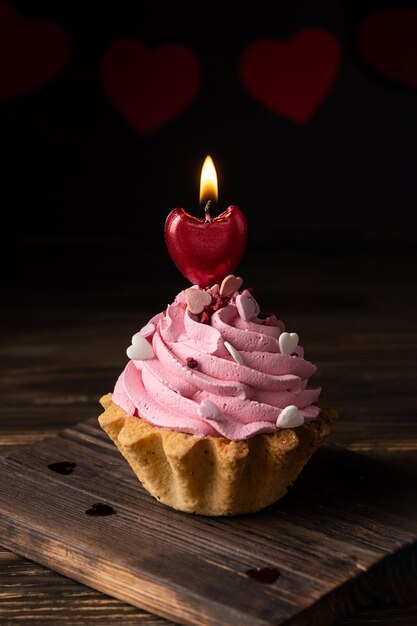 Cupcake per San Valentino, muffin con candela a forma di cuore che brucia.